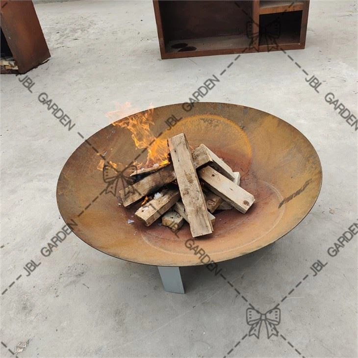 Moderne vedfyrt bål branngrav