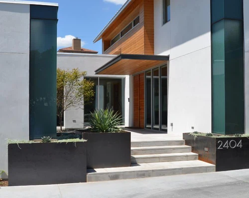 Contermporary-house-with-planters-in-front-house-number Contermporary-house-with-planters-in-front-house-number
