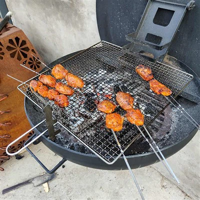 Svart vegg hengende BBQ grill