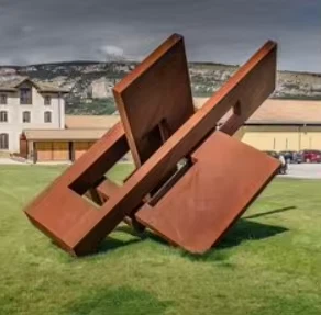 Rusten hageskulptur i metall